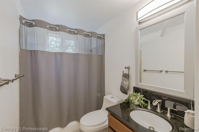 9561 Ute Pointe Drive, Clarkston, MI 48346