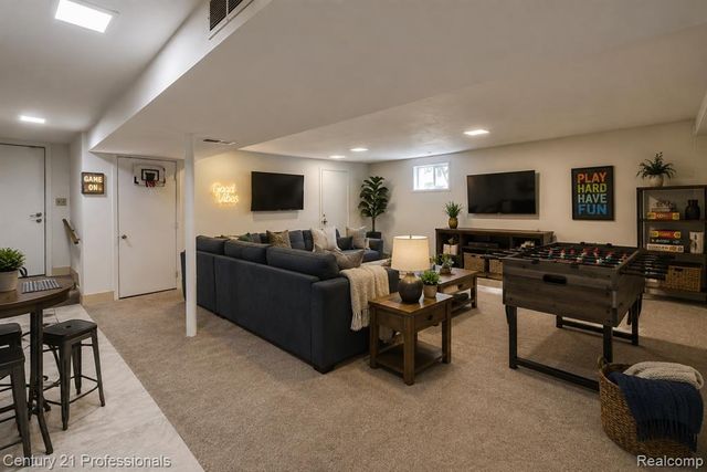 9561 Ute Pointe Drive, Clarkston, MI 48346