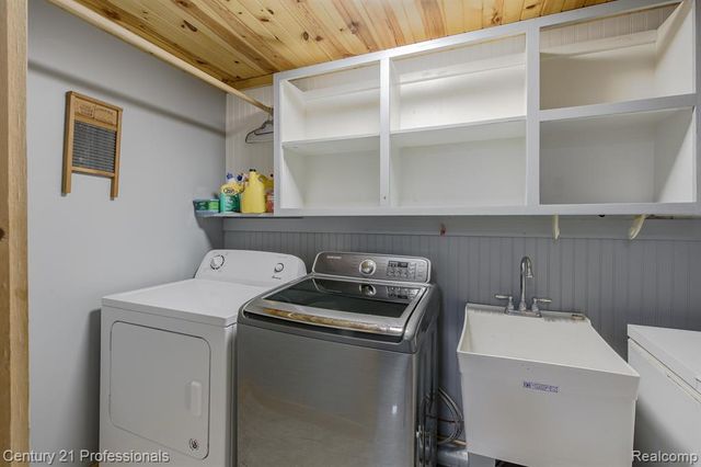 9561 Ute Pointe Drive, Clarkston, MI 48346