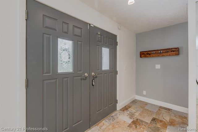 9561 Ute Pointe Drive, Clarkston, MI 48346