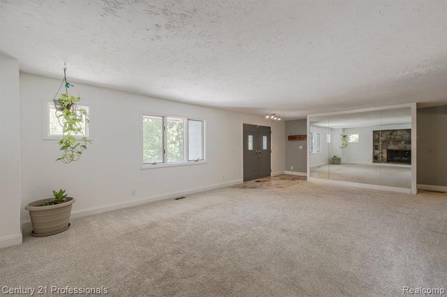 9561 Ute Pointe Drive, Clarkston, MI 48346