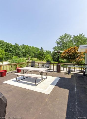 9561 Ute Pointe Drive, Clarkston, MI 48346