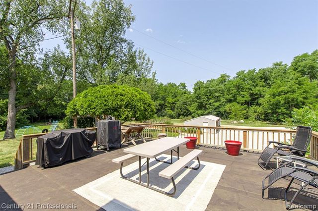 9561 Ute Pointe Drive, Clarkston, MI 48346