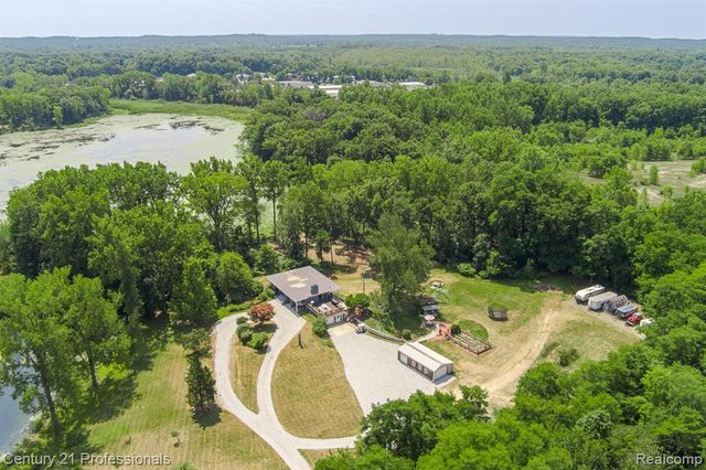 9561 Ute Pointe Drive, Clarkston, MI 48346