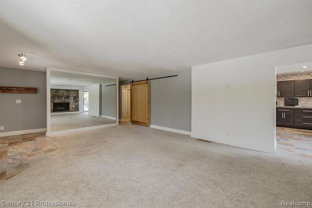 9561 Ute Pointe Drive, Clarkston, MI 48346