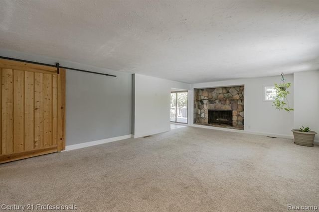 9561 Ute Pointe Drive, Clarkston, MI 48346