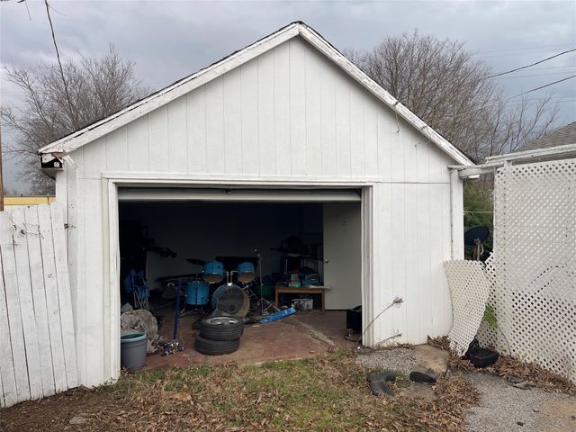 2528 Oakwood Terrace, Haltom City, TX 76117