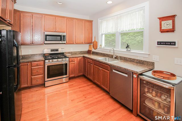 6 Lawrence Avenue 6, Danbury, CT 06810