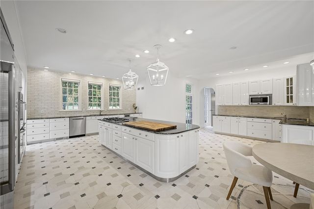 898 Persimmon Road, Sewickley Heights, PA 15143