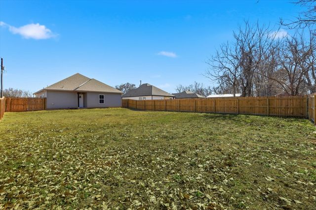 709 3rd Street, Bridgeport, TX 76426