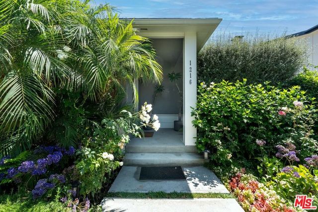 1216 Greenacre Avenue, West Hollywood, CA 90046