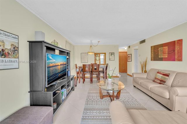 700 NE 14th Ave 307, Hallandale Beach, FL 33009