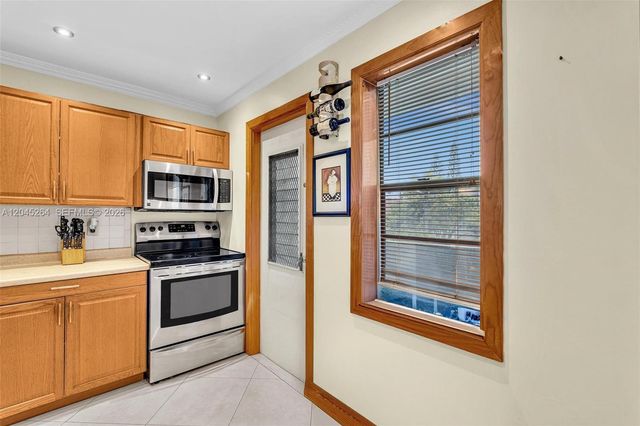 700 NE 14th Ave 307, Hallandale Beach, FL 33009