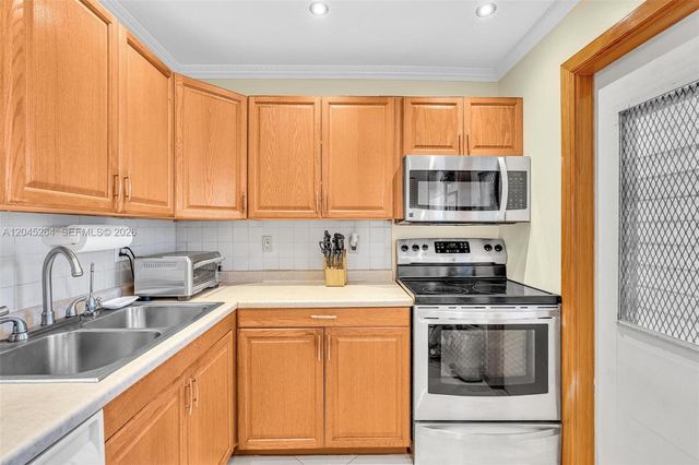 700 NE 14th Ave 307, Hallandale Beach, FL 33009