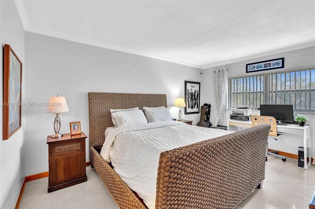 700 NE 14th Ave 307, Hallandale Beach, FL 33009