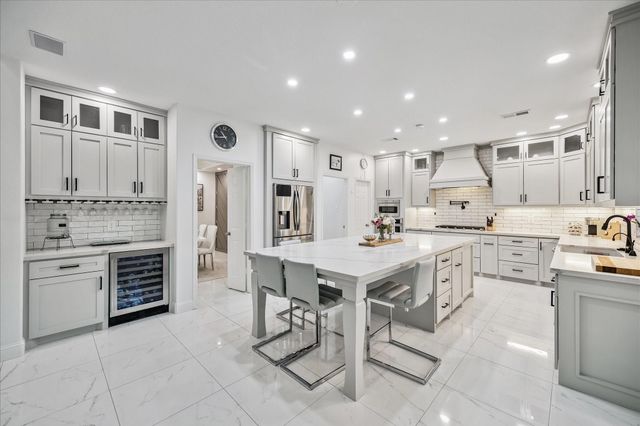 15 W Beckonvale Circle, The Woodlands, TX 77382