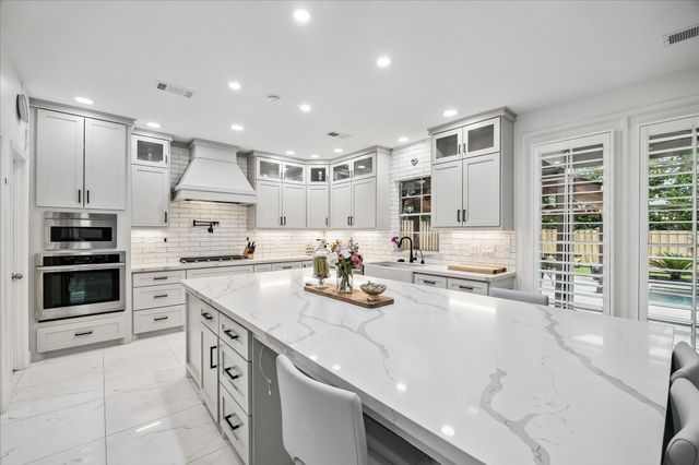 15 W Beckonvale Circle, The Woodlands, TX 77382