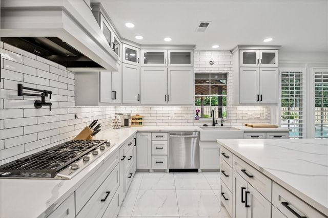 15 W Beckonvale Circle, The Woodlands, TX 77382