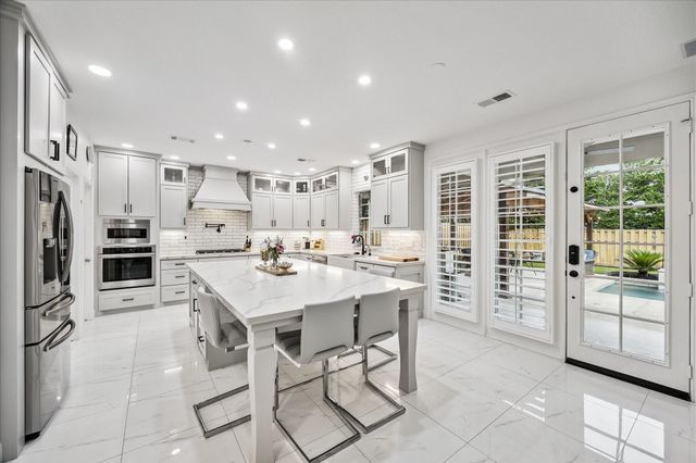15 W Beckonvale Circle, The Woodlands, TX 77382