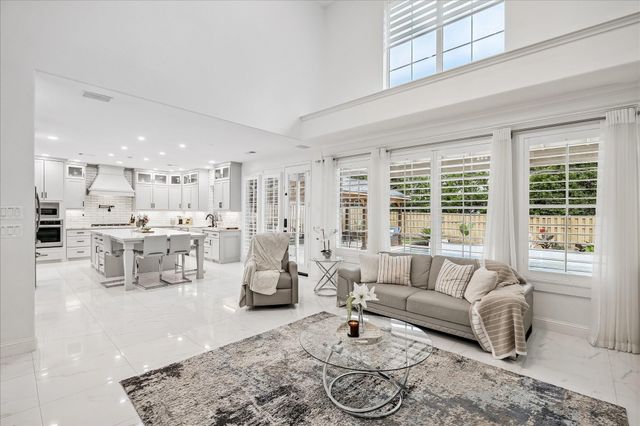 15 W Beckonvale Circle, The Woodlands, TX 77382