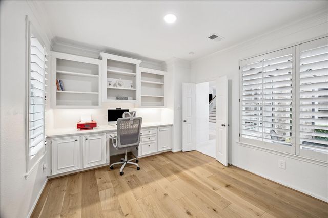 15 W Beckonvale Circle, The Woodlands, TX 77382