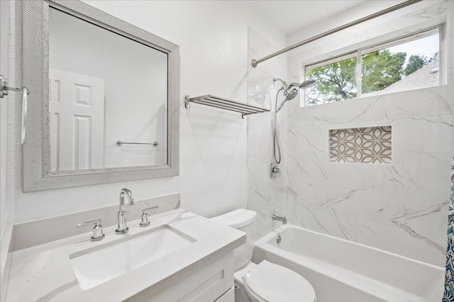 15 W Beckonvale Circle, The Woodlands, TX 77382