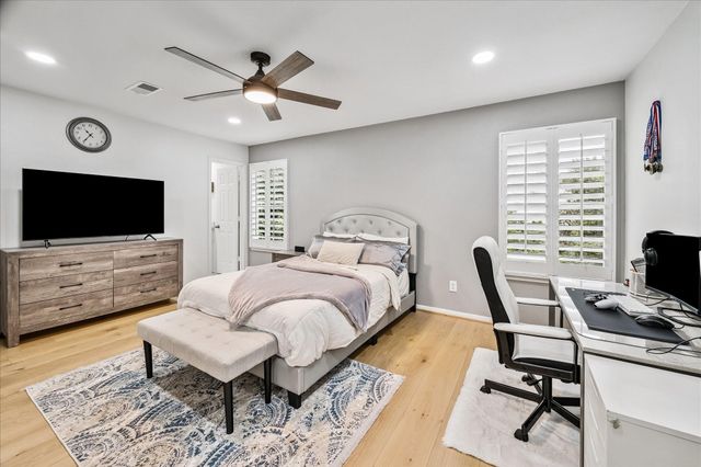 15 W Beckonvale Circle, The Woodlands, TX 77382