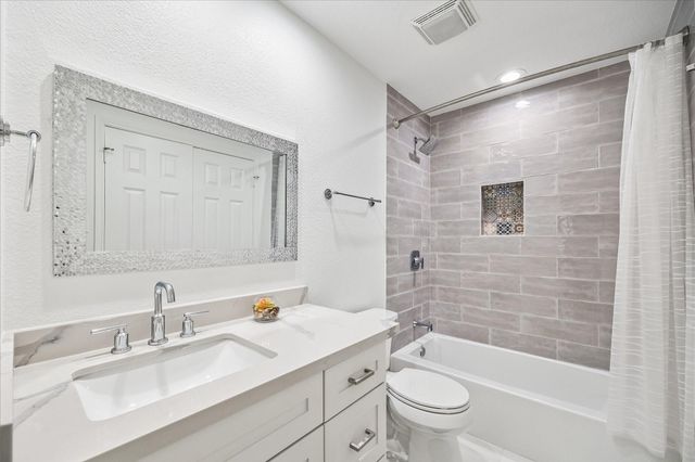 15 W Beckonvale Circle, The Woodlands, TX 77382