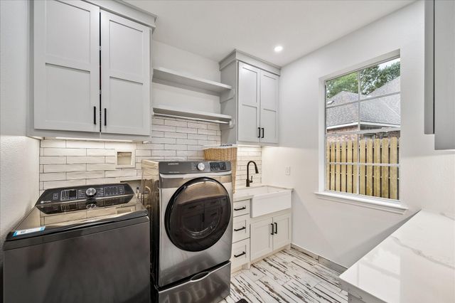 15 W Beckonvale Circle, The Woodlands, TX 77382