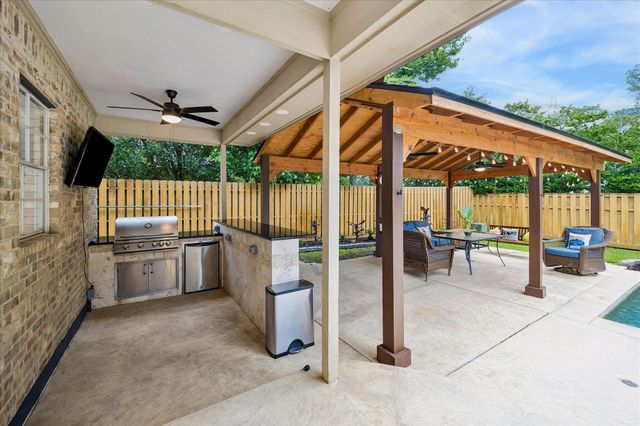 15 W Beckonvale Circle, The Woodlands, TX 77382