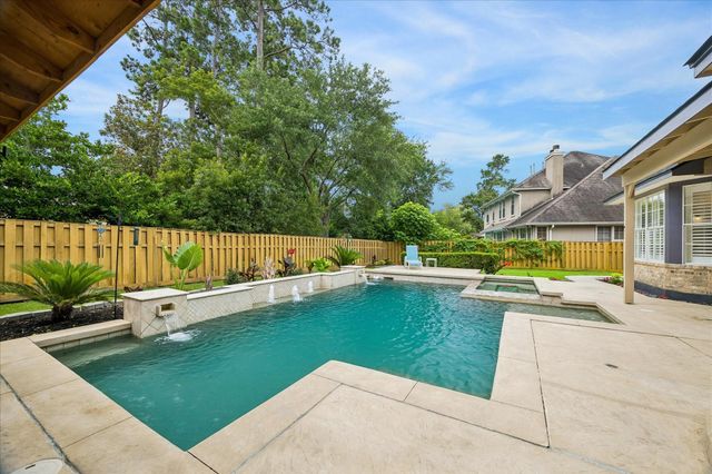 15 W Beckonvale Circle, The Woodlands, TX 77382
