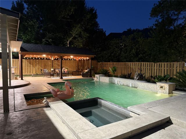 15 W Beckonvale Circle, The Woodlands, TX 77382