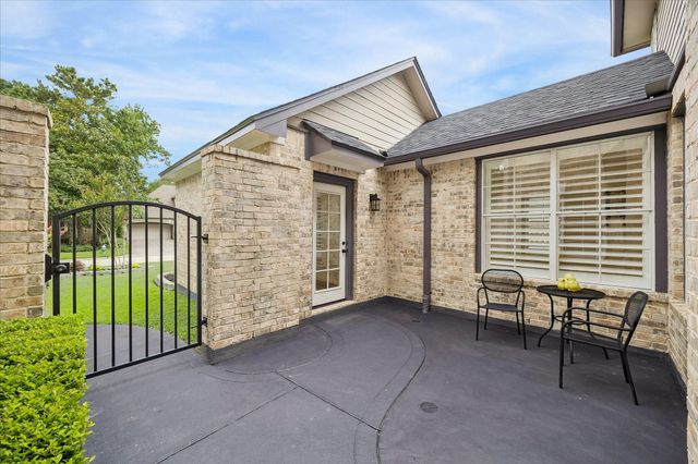 15 W Beckonvale Circle, The Woodlands, TX 77382