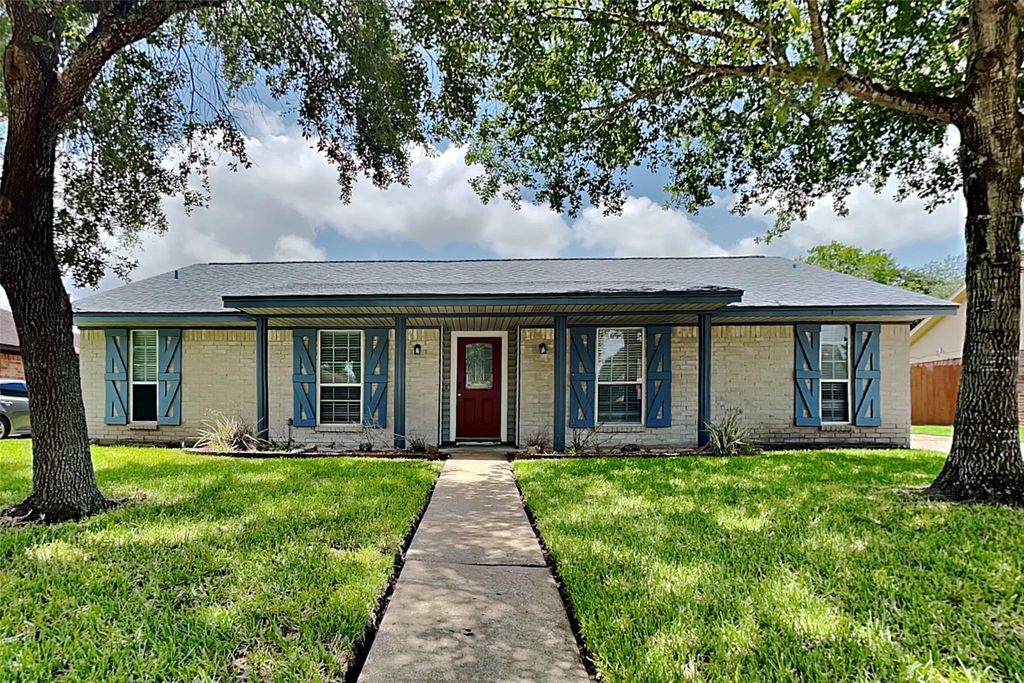1920 Crooked Creek Lane, Pearland, TX 77581
