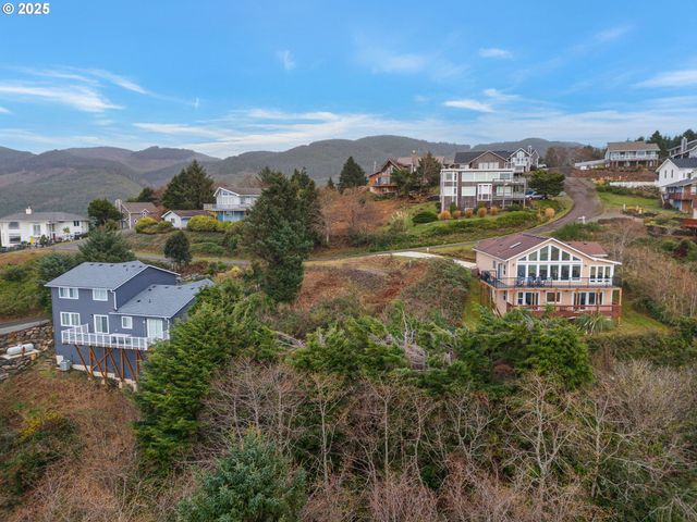 Longview Loop 20, Rockaway Beach, OR 97136