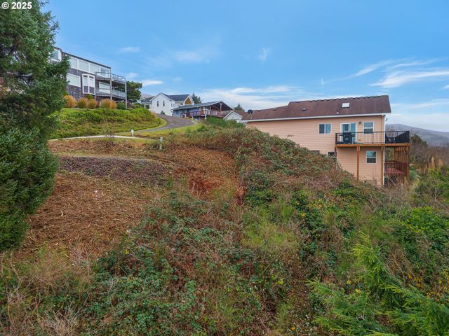 Longview Loop 20, Rockaway Beach, OR 97136