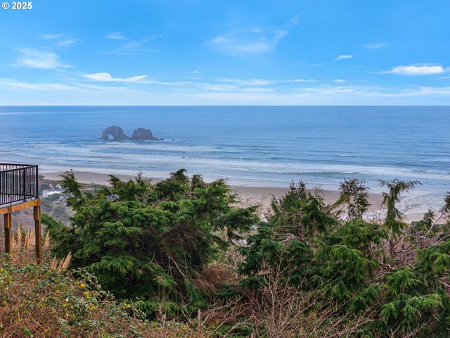 Longview Loop 20, Rockaway Beach, OR 97136