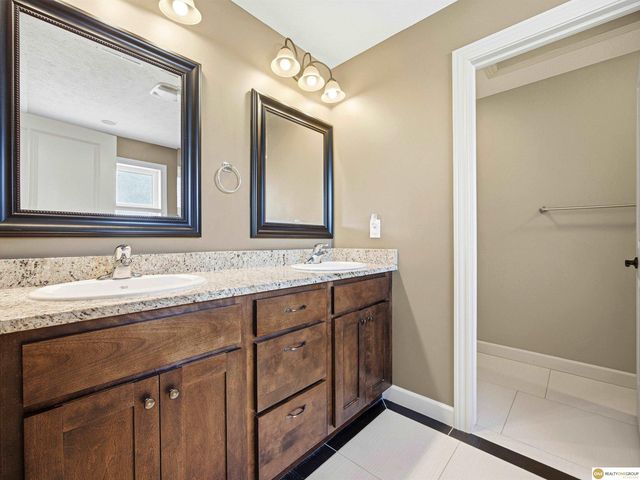 9530 S 72nd Street, Lincoln, NE 68516