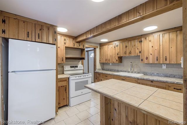 31 Heights Road, Lake Orion, MI 48362