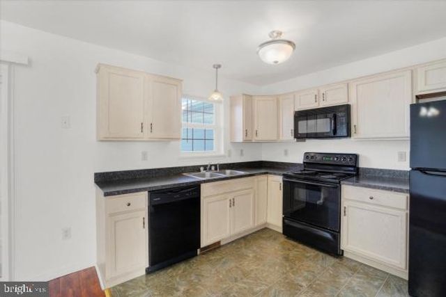 655 FISHER DR, York, PA 17404