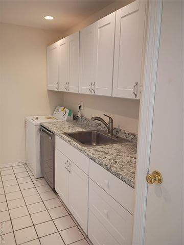 87 Hill Court 87, Calverton, NY 11933