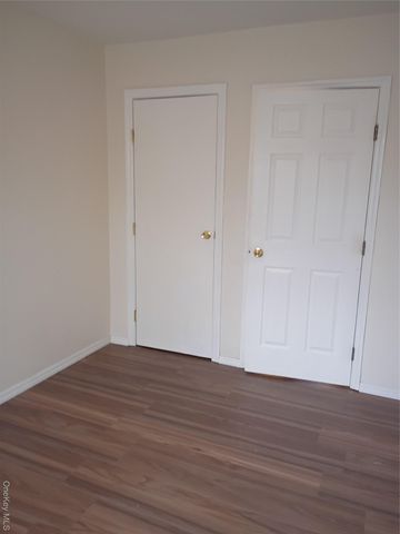 87 Hill Court 87, Calverton, NY 11933