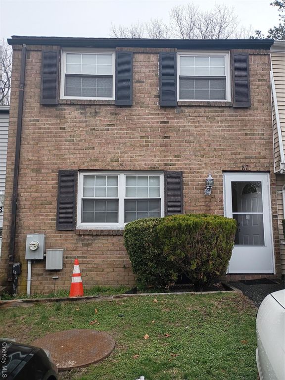 87 Hill Court 87, Calverton, NY 11933