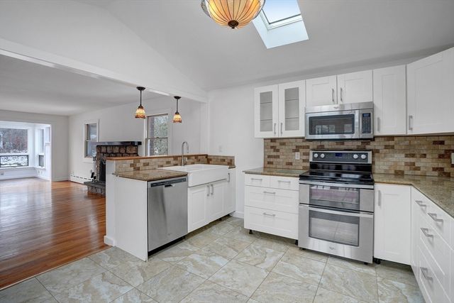 22 Oklahoma Ave, Tisbury, MA 02568