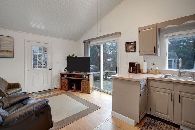 22 Oklahoma Ave, Tisbury, MA 02568