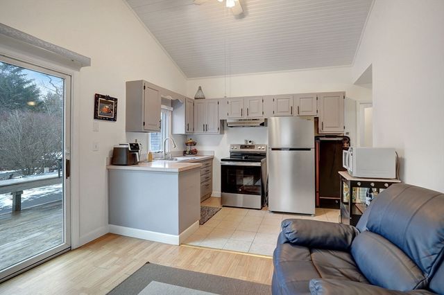 22 Oklahoma Ave, Tisbury, MA 02568