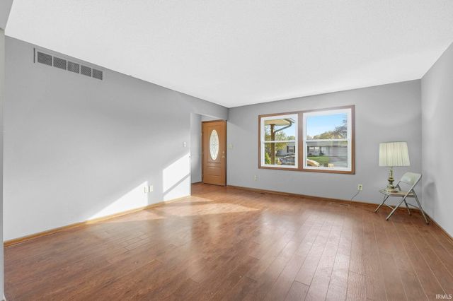 8513 Maple Bluff Court, New Haven, IN 46774