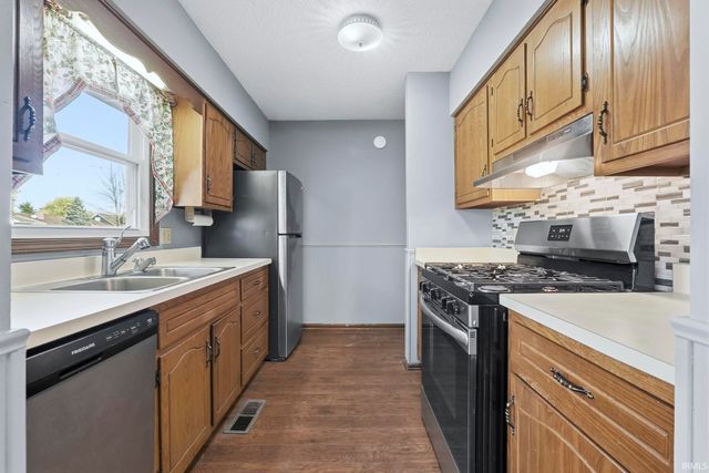 8513 Maple Bluff Court, New Haven, IN 46774