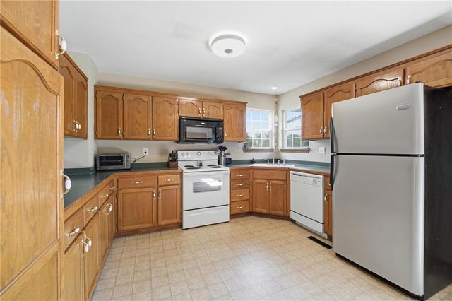 813 SW WOODLAND Drive, Grain Valley, MO 64029