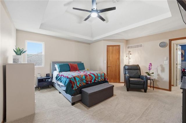813 SW WOODLAND Drive, Grain Valley, MO 64029